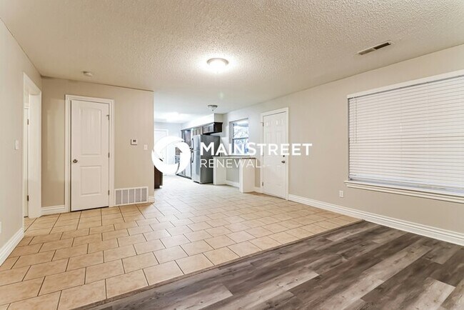 Building Photo - 3 Bedroom Pet-Friendly Home in MIDWEST CITY, OK with Main Street Renewal