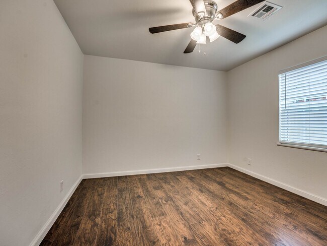 Building Photo - 4 bedroom 2 bath home in Shawnee!