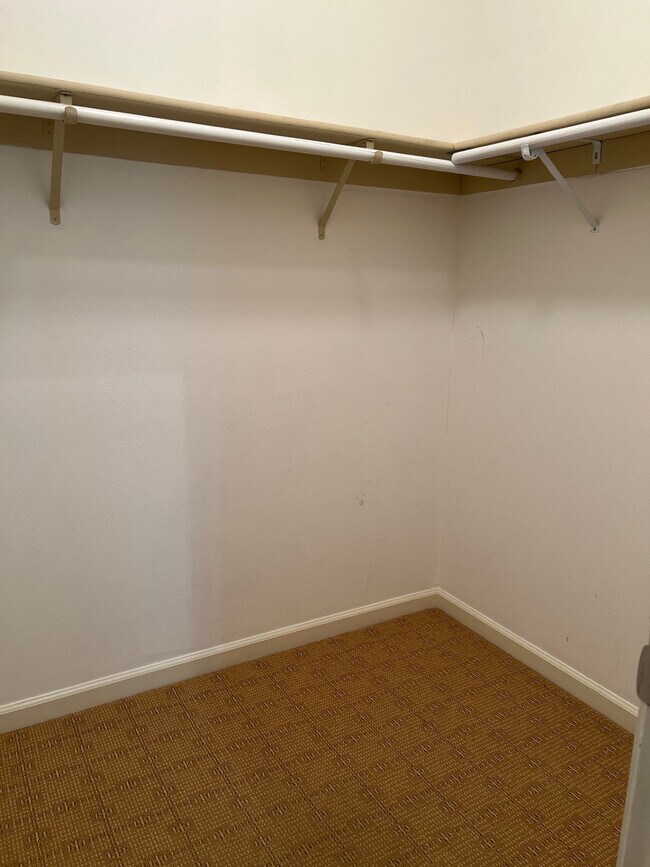 Armario para caminar - 8520 Kern Ave