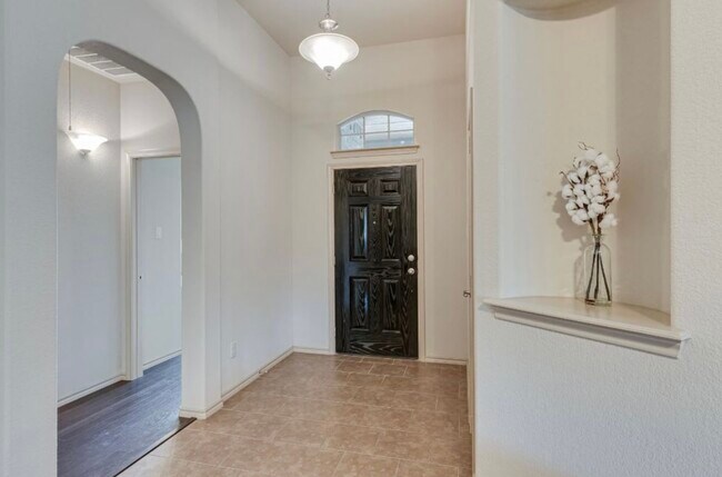 Building Photo - 3045 San Fernando Dr