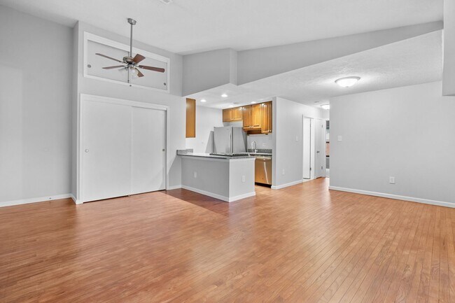 Foto del edificio - Open Concept and Renovated Top Level Condo. Close to BWI, Ft. Meade & NSA