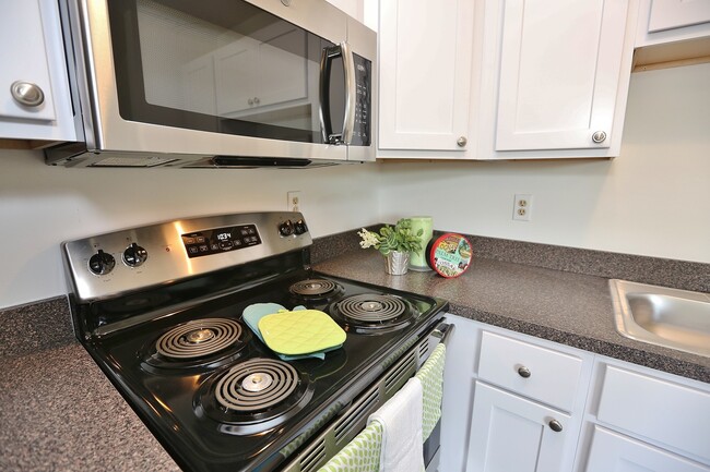 Foto del edificio - UPDATED & READY 07-14-25! 2-Bedroom 2nd Fl...