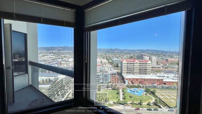 Foto del edificio - Stunning Large 1 Bedroom Exquisite Wood Fl...