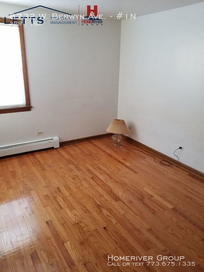 Building Photo - Spacious 2 Bedroom 1 Bath- Heat Included
