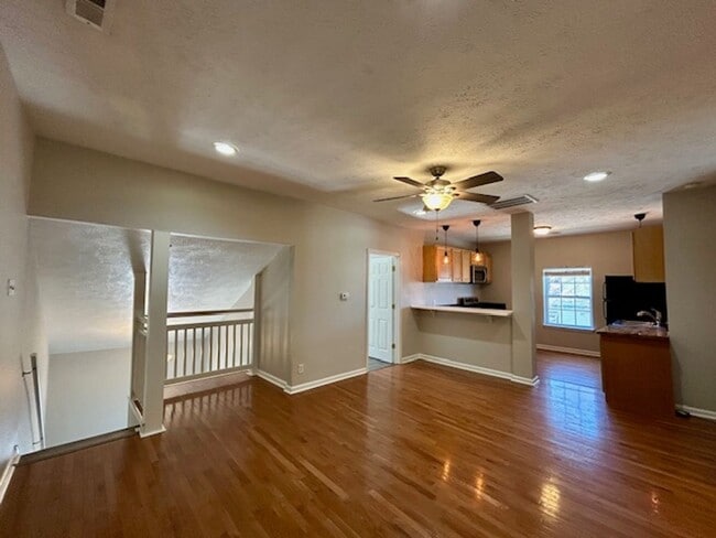 Building Photo - Beautiful 2 Bedroom 1 Bathroom Upper Unit in Fountain Square