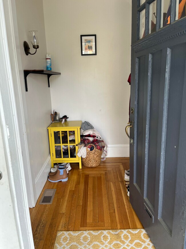 Entryway - 98 Lauriston St