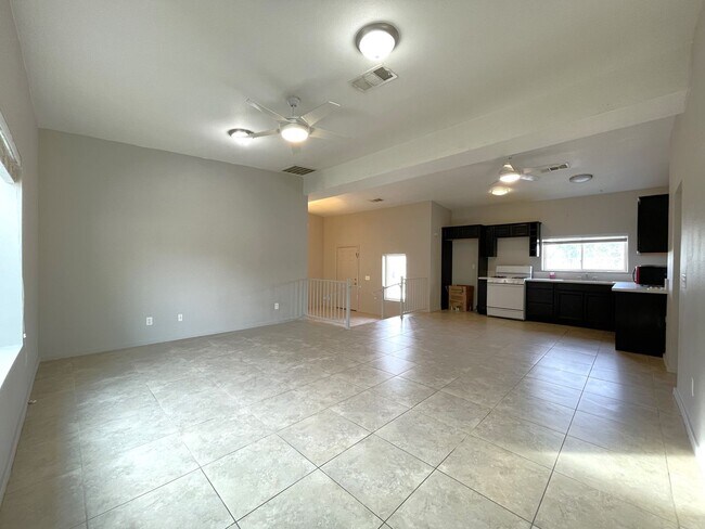 Building Photo - AVAILABLE NOW! 3 Bed 2 Bath +1 Car Detache...