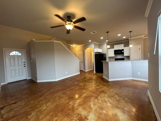 Building Photo - Town home for rent