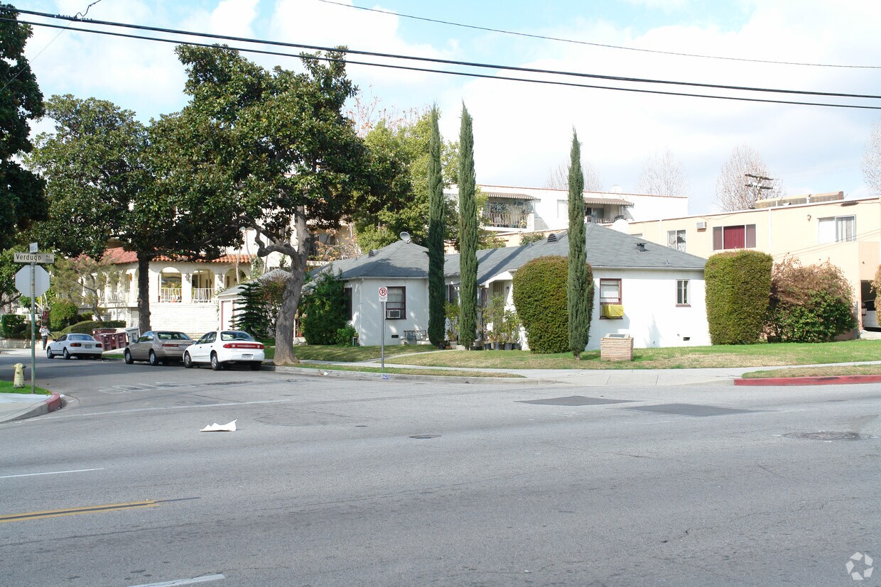 Primary Photo - 1391 E Windsor Rd