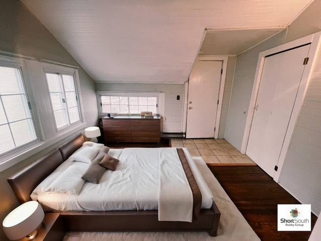 Building Photo - Updated Heritage Hill 2 bed 1 bath upper a...