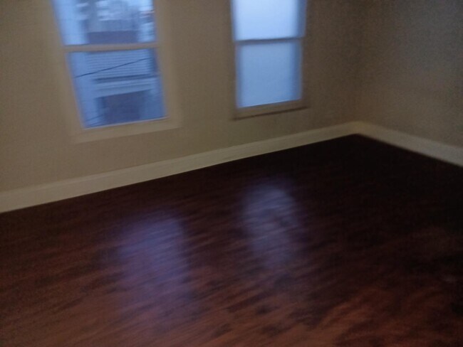 Foto del edificio - 214 E 8th St