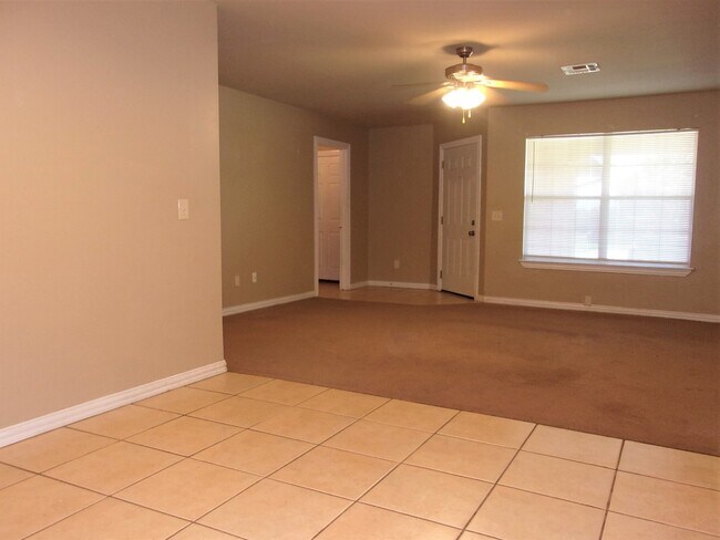 Foto del edificio - 3 BED 2 BATH 2 CAR GARAGE HOME- NW OKC