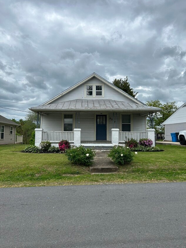Home front - 2317 Moir St NE