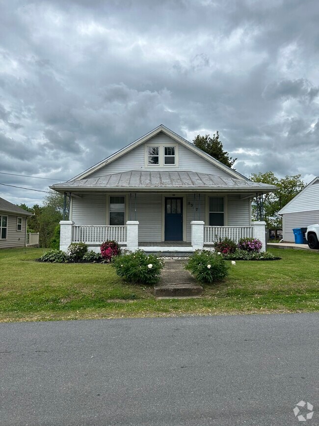 Building Photo - 2317 Moir St NE