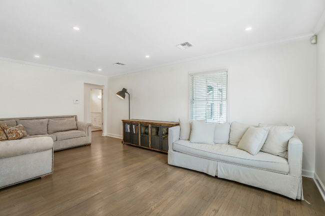 Building Photo - 555 Honore Dr
