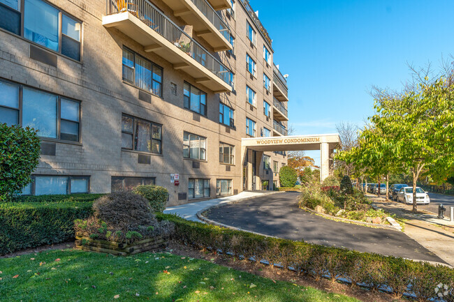 Building Photo - Woodview Condominium