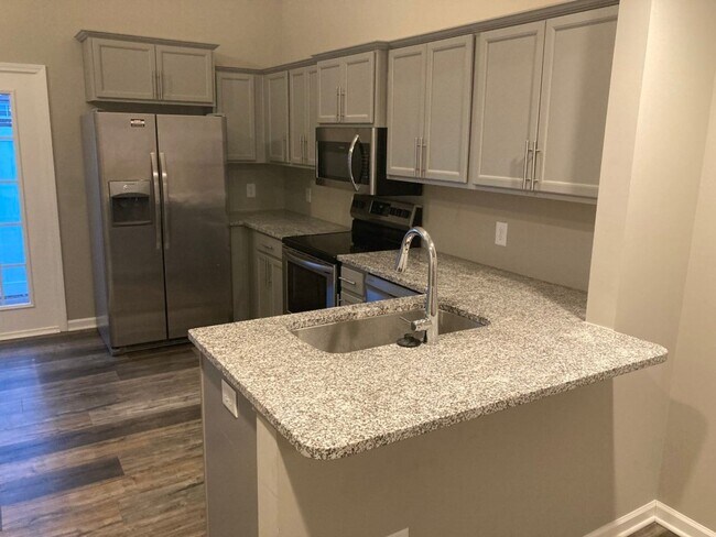 Foto del edificio - COMING SOON!!! End Unit townhome in Westwi...