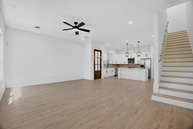 Building Photo - Stylish 3BR Townhome w/ Farmhouse Kitchen in Prime Houston Location