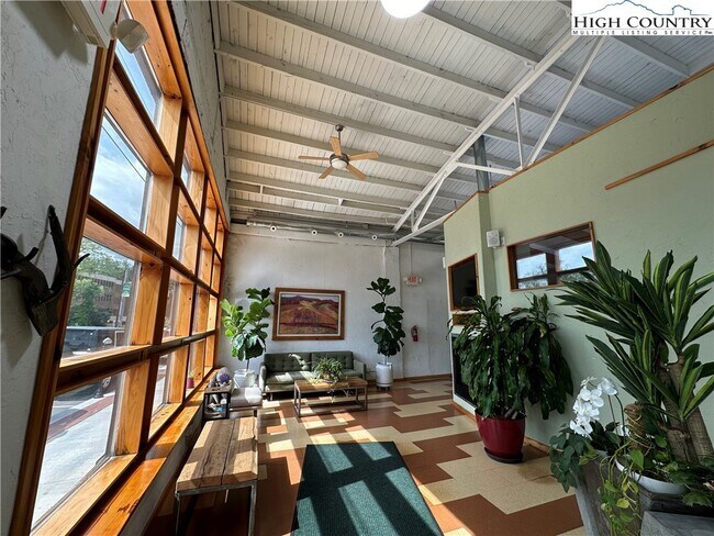 Foto del edificio - 164 Depot St