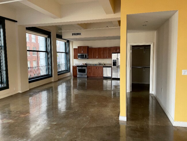 Foto del edificio - 315 W 5th St