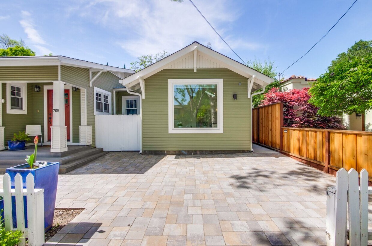 Foto principal - Beautiful 1 Bed 1 Bath Cottage in Highly D...