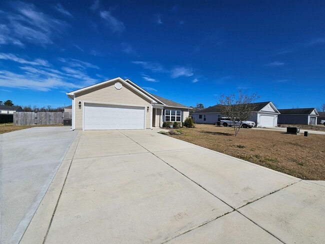 Building Photo - Spacious 3 Bedroom 2 Bathroom Home on Half...