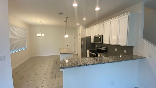 Foto del edificio - Corner Lot!! 3BD/2.5BA Town Home in Goldenrod Reserve in Orlando!