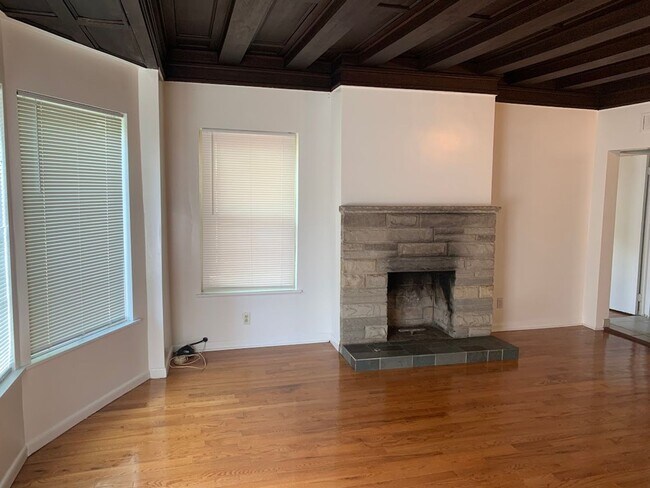 Building Photo - Fantastic Location in the Heart of Squirrel Hill!
