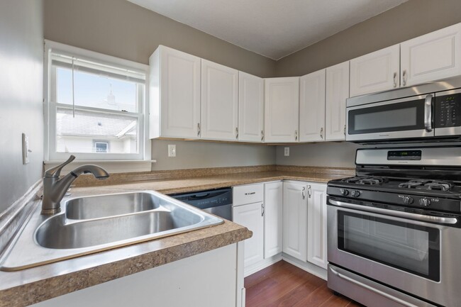 Building Photo - Bruhnding Properties 922 18 1/2 Ave NE
