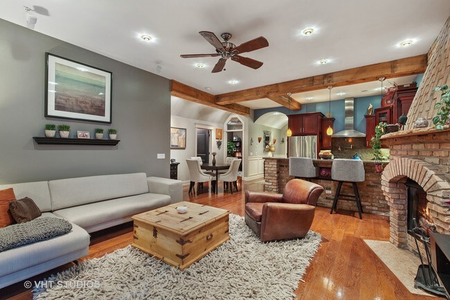 Building Photo - 3534 N Hermitage Ave