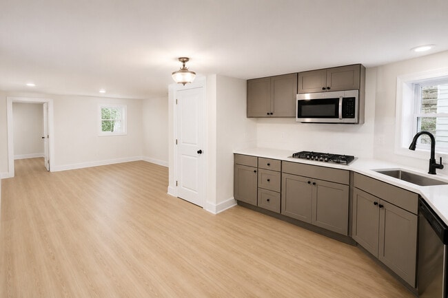 Foto del edificio - 4436 N Bernard St