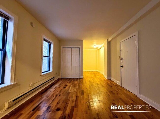 Foto del edificio - 0 bedroom in CHICAGO IL 60610