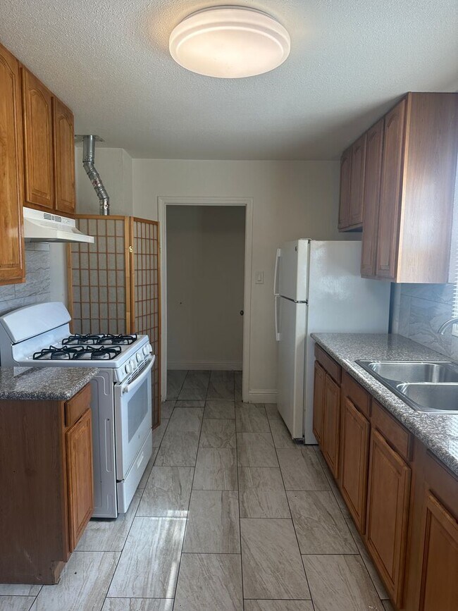 Foto del edificio - 6614 Bancroft Ave