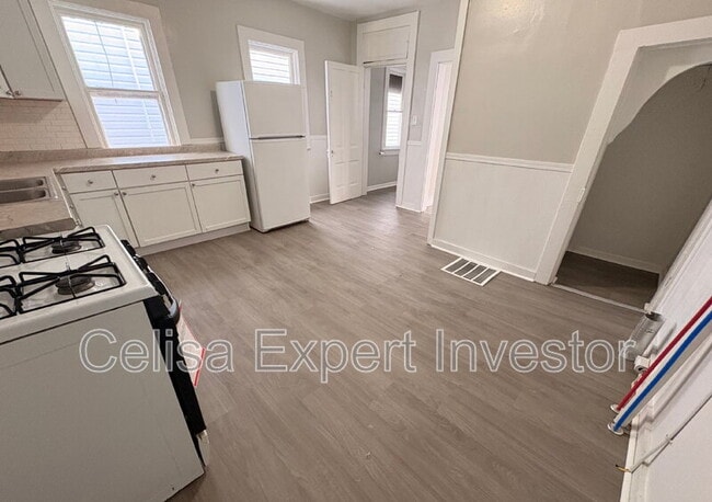 Building Photo - 710 3rd St