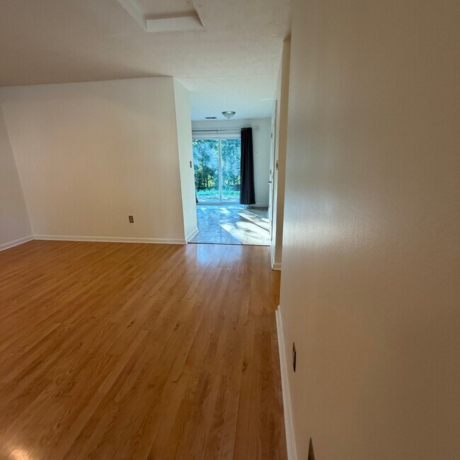 Foto del edificio - 3828 McGarry Dr