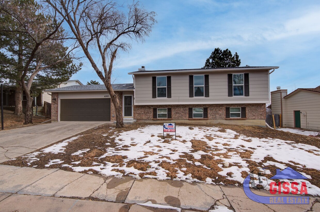 Foto principal - Beautifully updated by-level home in the R...