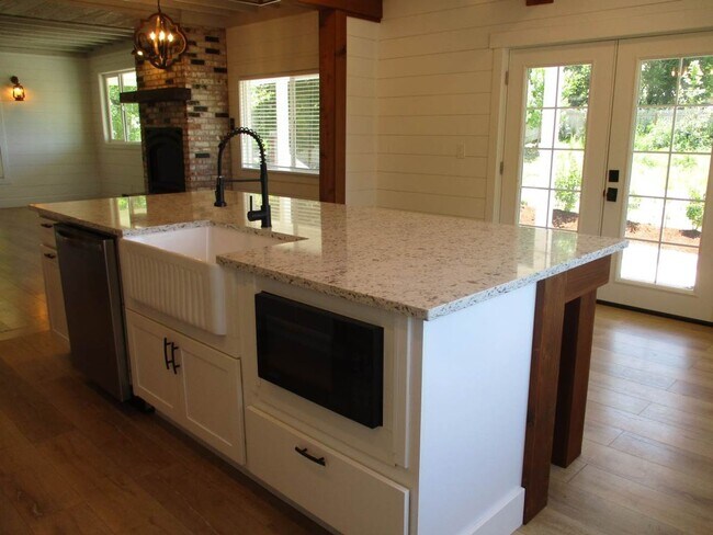 Foto del edificio - Charming Renovated Farmhouse with Territor...