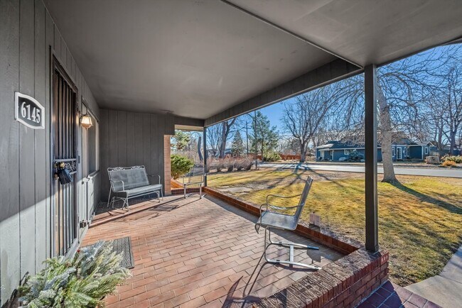 Foto del edificio - Freshly Painted 3-Bed Brick Home with Oversized Heated 2-Car Garage & Bonus Spaces