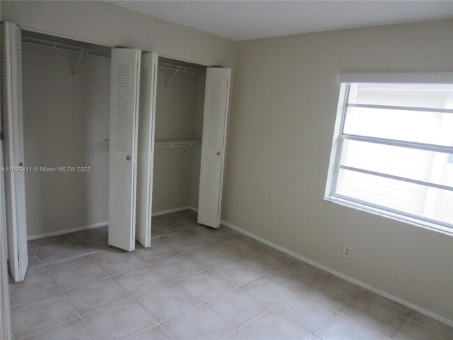 Foto del edificio - 10812 Royal Palm Blvd