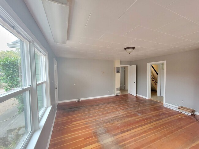 Building Photo - 433 Wightman St