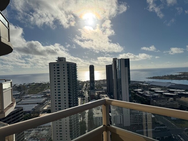 Foto del edificio - Immaculate Contemporary Living in Kaka‘ako- 2 bedroom, 2 bathroom, 1 covered parking stall, and I...