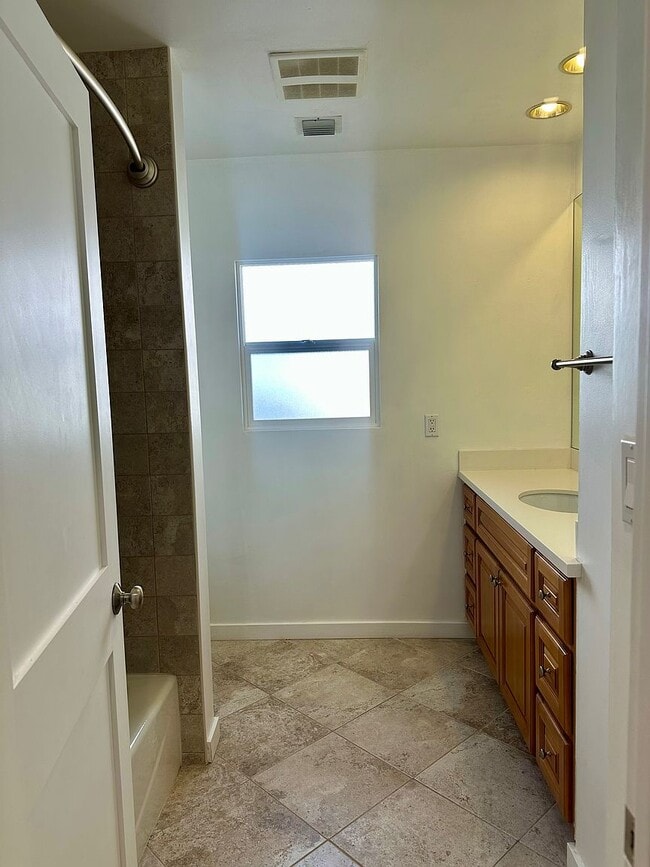 Building Photo - 424 Milton Dr