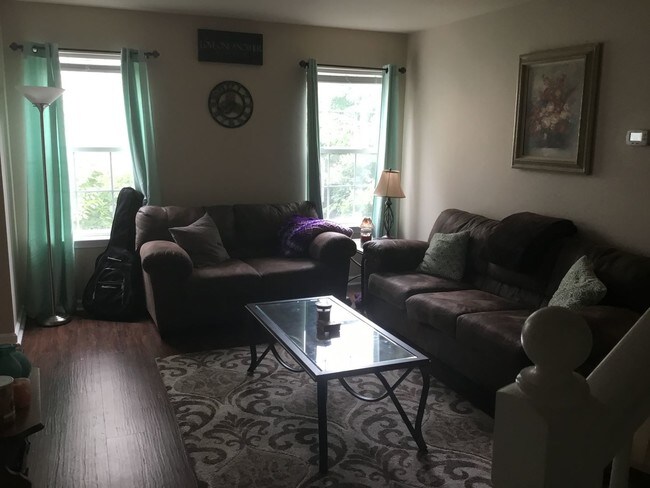 Foto del edificio - 3 br, 2 bath House - 343 W MAIN STREET