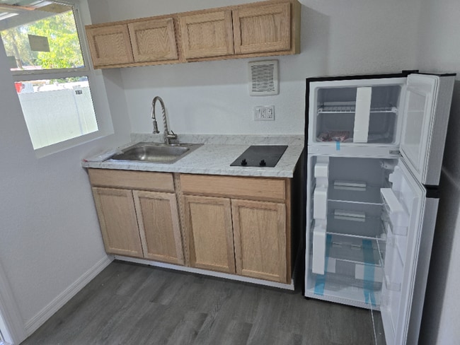 Building Photo - 3212 E Henry Ave