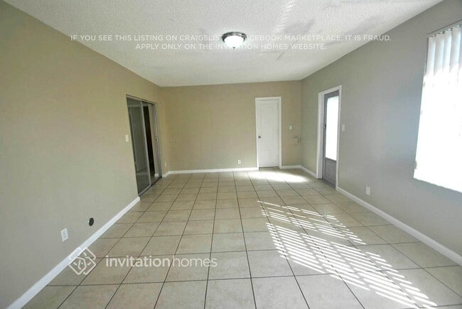 Building Photo - 921 E Hawthorne Cir
