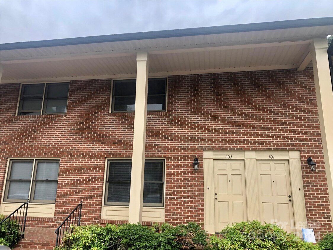 103 Hillcrest Dr, Lincolnton, NC 28092 Room for Rent in Lincolnton