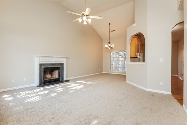 Building Photo - 119 Round Table Ln