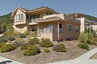 Building Photo - 5960 Vista Ridge