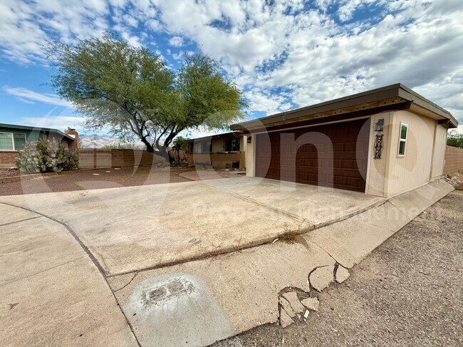 Foto del edificio - 8645 E Bellevue Pl