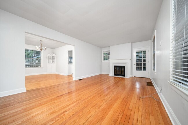 Building Photo - Charming 4BE/2BA home in the fantastic est...